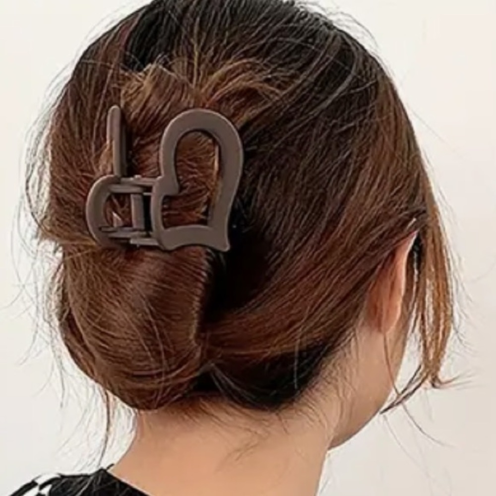 1pc, Cute Matte Hollow Heart Small Hair Claw Clip, Women, Girls, Dark Br…
